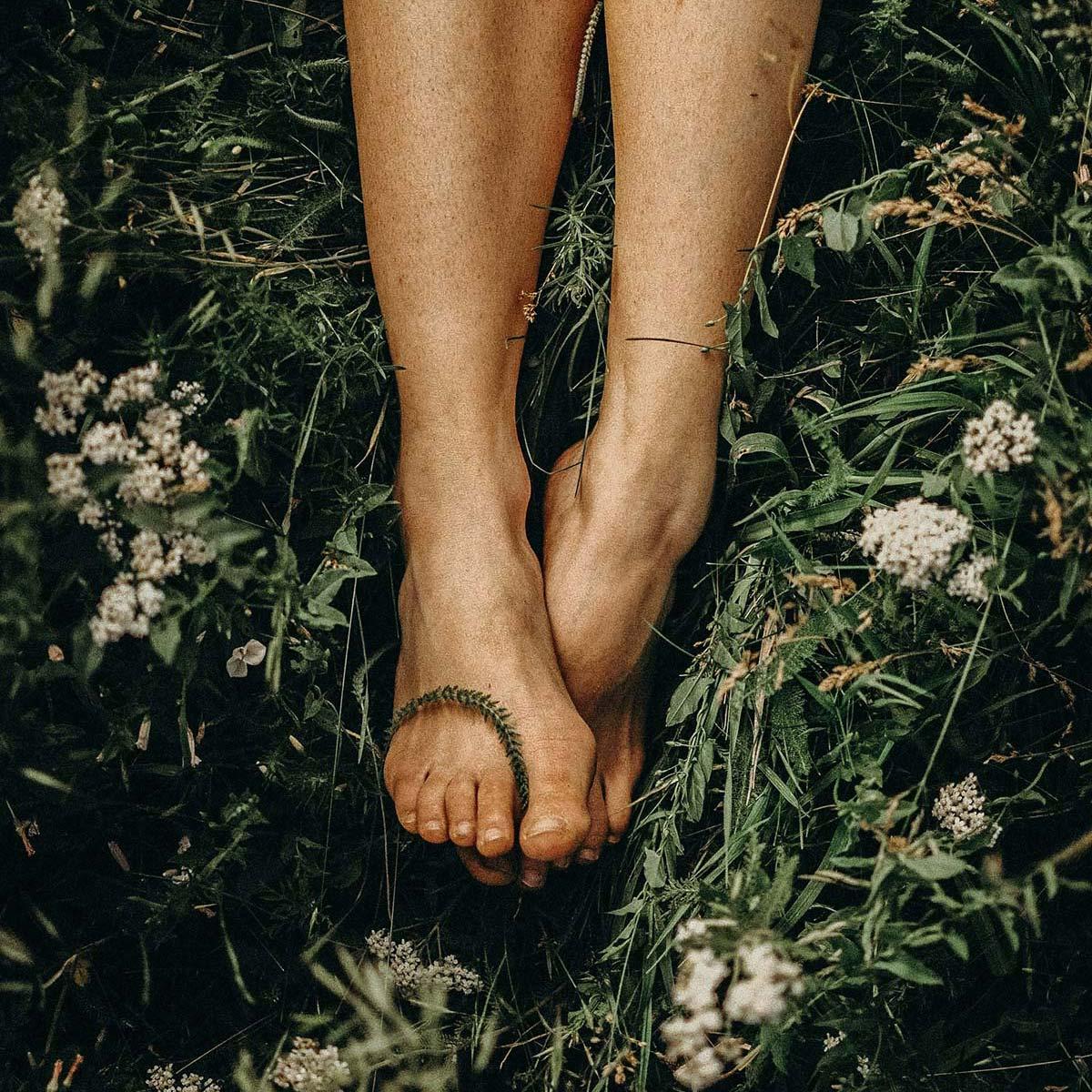 Gesunde Füße im Gras — natürliche Pflege mit Funghi Funk