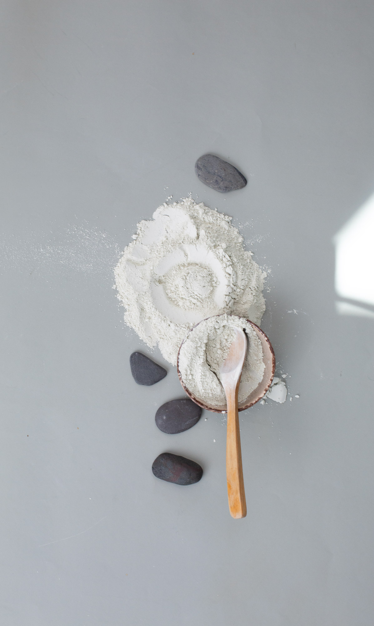 Zeolith Pulver mit Steinen